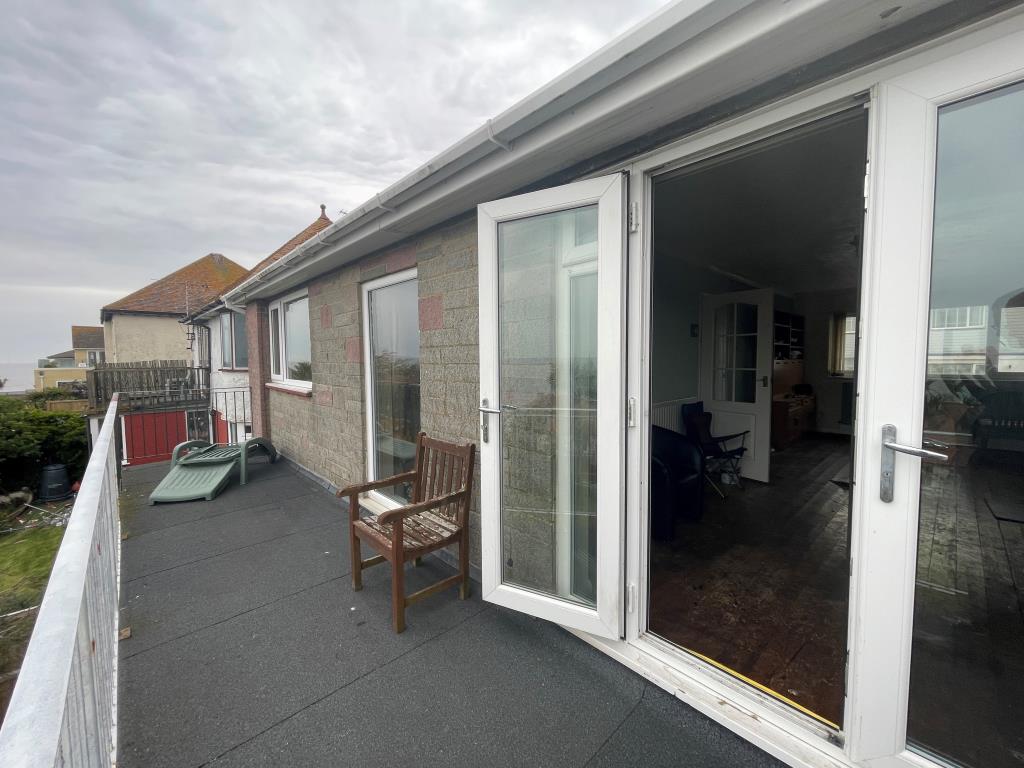 Lot: 124 - DETACHED FOUR-BEDROOM HOUSE WITH IMPRESSIVE SEA VIEWS - Balcony access from living room
